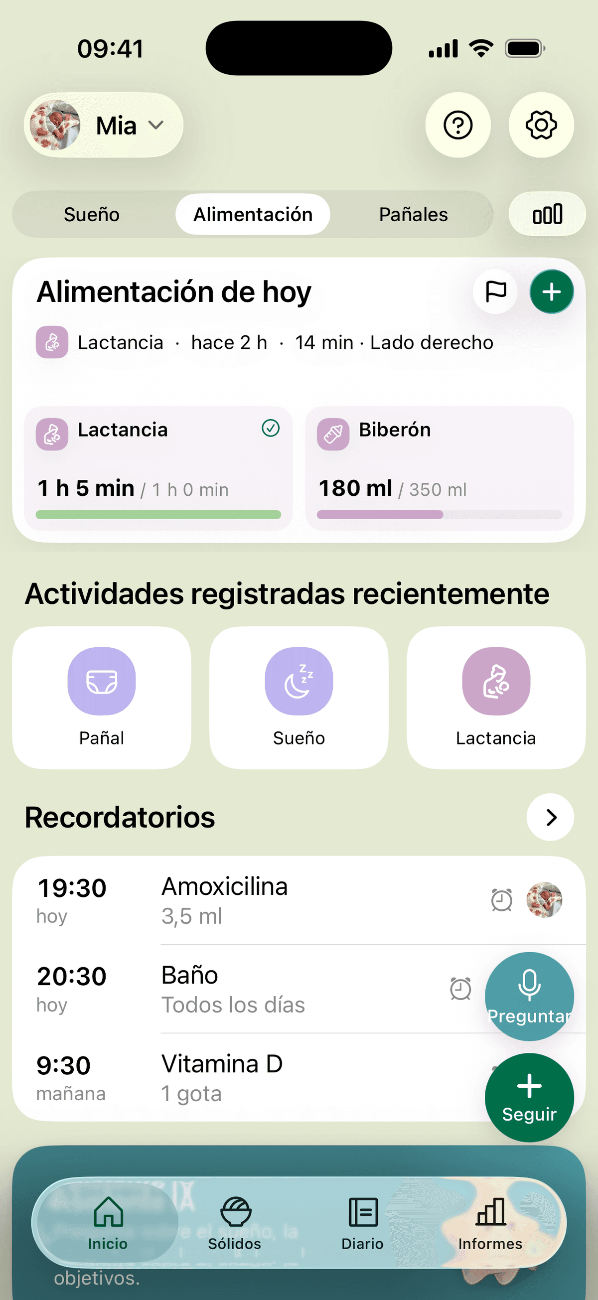 La pantalla de inicio de MyBaby: los totales de lactancia y biberón de hoy frente a los objetivos del día, las actividades registradas hace poco y los recordatorios del día